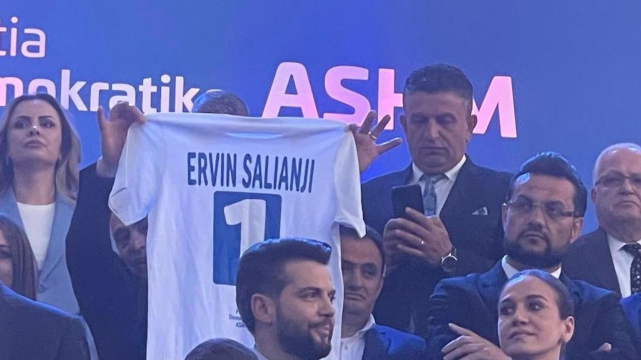 Foto/ Ervin Salianji “merr pjesë” në çeljen e fushatës së PD, ja ç’shkruhej në bluzat e kandidatëve