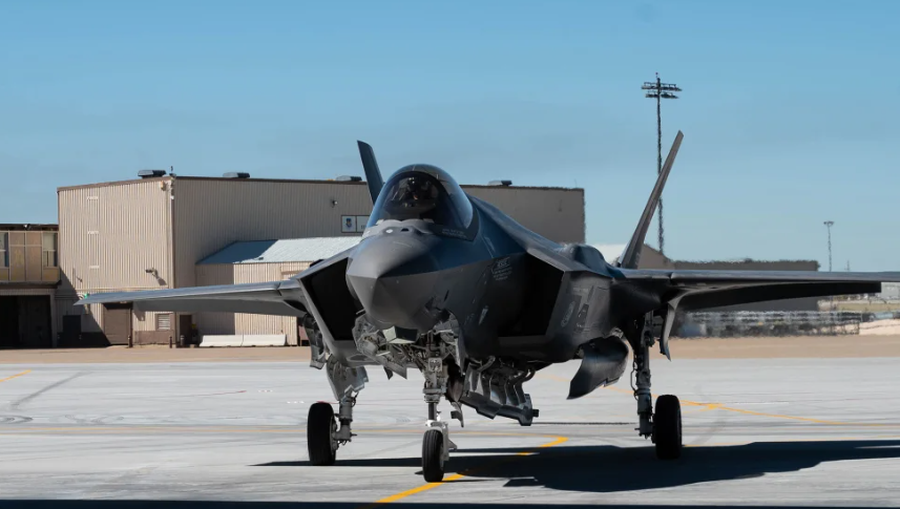 FOTO / Krijesa e pazakontë amerikane, avioni “Frankenjet” i bashkohet flotës së Forcave Ajrore