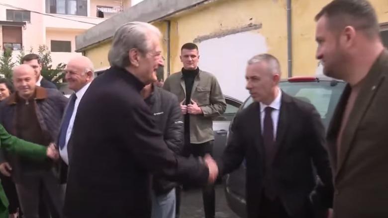 FOTOLAJM / Berisha krah ish-prokurorit të shkarkuar për lidhjet me krimin! Dikur i bënë atentat, sot garon për PD