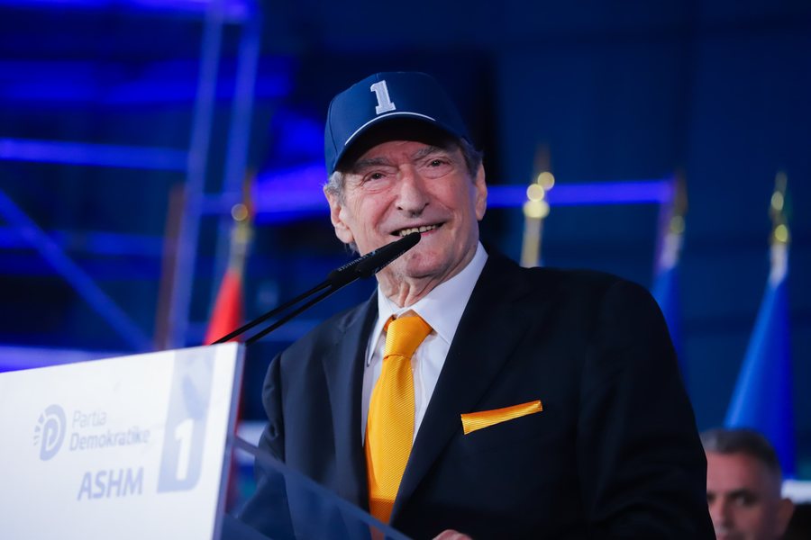 FOTOLAJM/ Berisha si Trump, shfaqet me kapelen me numrin 1