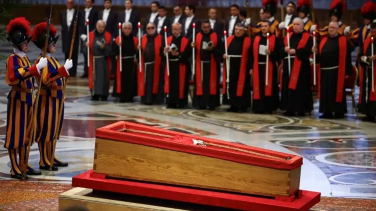 Fotolajm/ Homazhet për Papa Françeskun! Mijëra qytetarë mblidhen në Romë për t’i dhënë lamtumirën e fundit Atit të Shenjtë