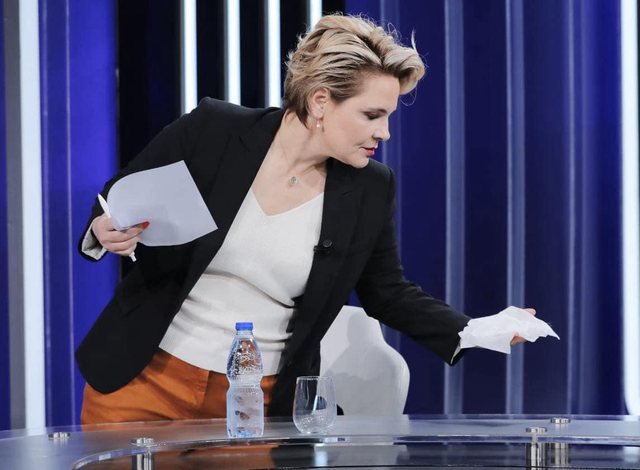 FOTOLAJM/ Monika Kryemadhi dezinfekton karrigen ku ishte ulur Basha në emision