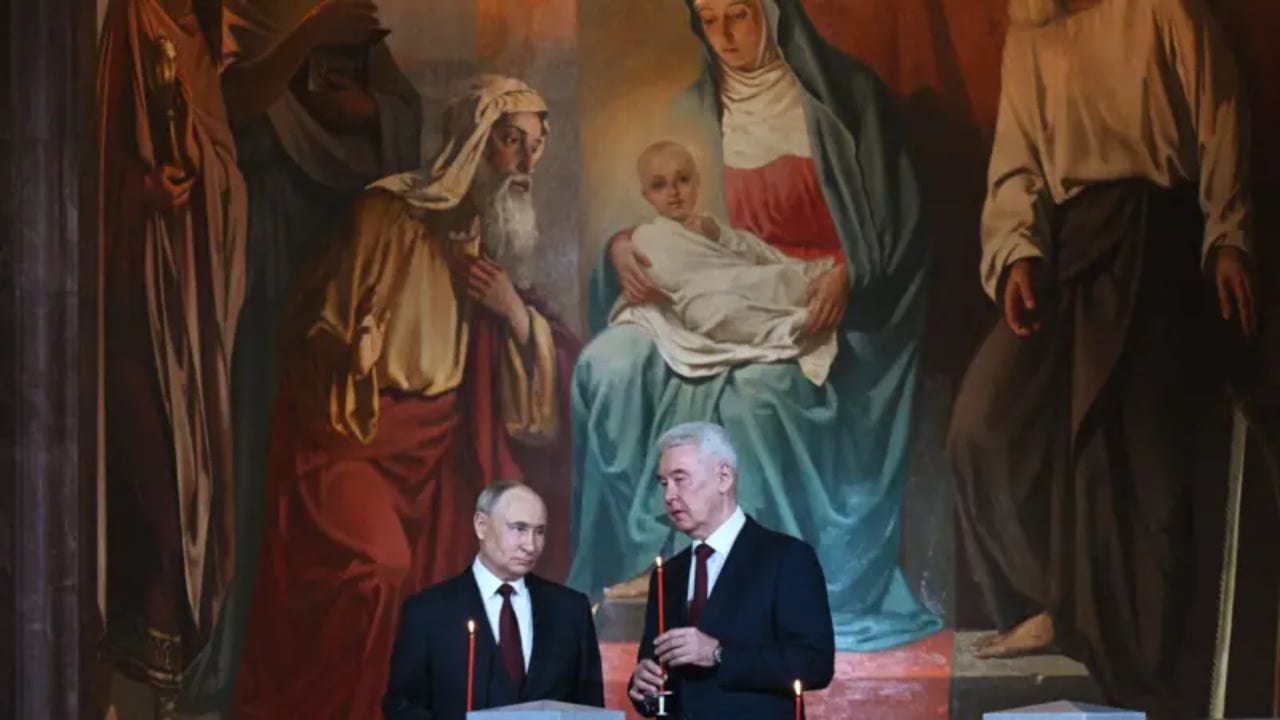 Fotolajm/ Putin merr pjesë në shërbimin e Pashkëve