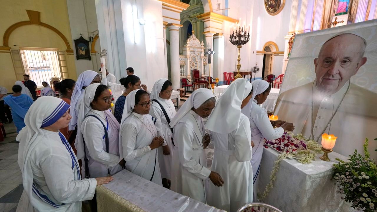 FOTOLAJM/ Si u përkujtua varrimi i Papa Françeskut nëpër botë