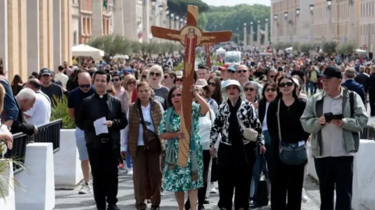 FOTOT/ Ndarja nga jeta e Atit të Shenjtë, turma të mëdha njerëzish mblidhen në Vatikan