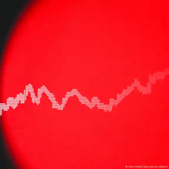 Frikë për recesion dhe rënie kursesh në mbarë botën