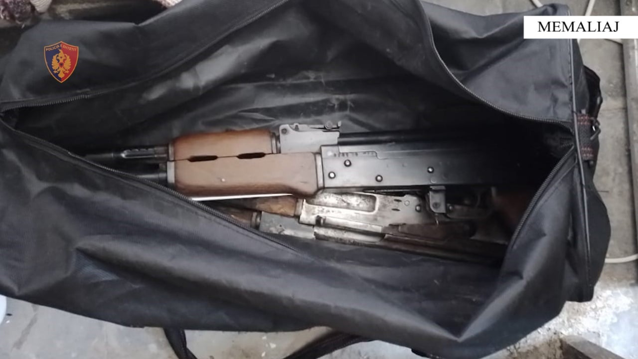 Fshehu në banesën e të moshuarës me probleme të shëndetit mendor armët, shpallet në kërkim 20-vjeçari që ndihmonte grupet kriminale