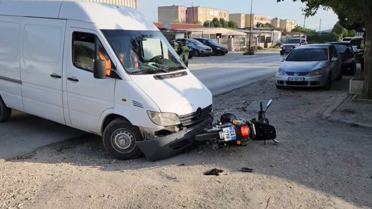 Furgoni godet motorin në aksin rrugor Fier-Levan, plagoset një person