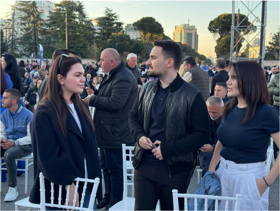 Fushata e PD-së starton në “Skënderbej”, tre fëmijët e Metës në skenë