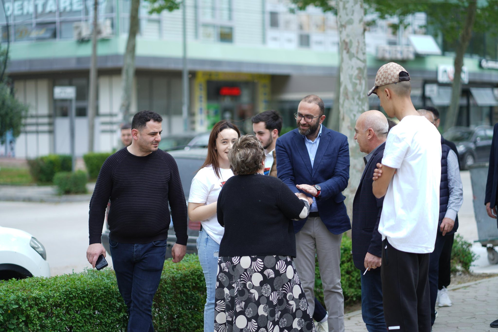 Fushata Elektorale/ Kandidati i PD-së, Gazment Bardhi takim me qytetarët e Fierit: 1 Votë, sa 100 ditë