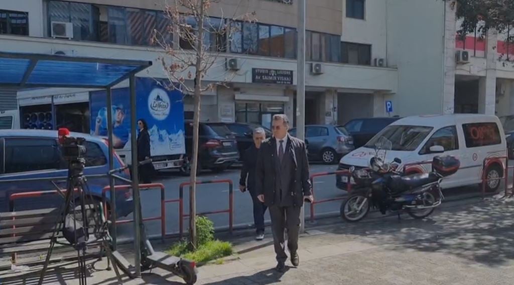 “Gërdeci”/ Pas mungesës në seancën e mëparshme dhe ‘debateve’, Fatmir Mediu mbërrin sot në ambientet e GJKKO