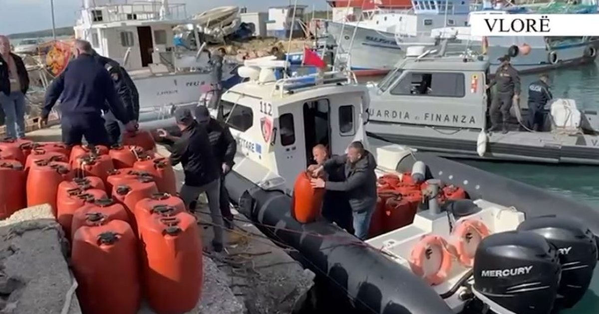 Gjenden 43 bidona me benzinë afër Sazanit, i hodhi një skaf gjatë ndjekjes nga Policia dhe GdF