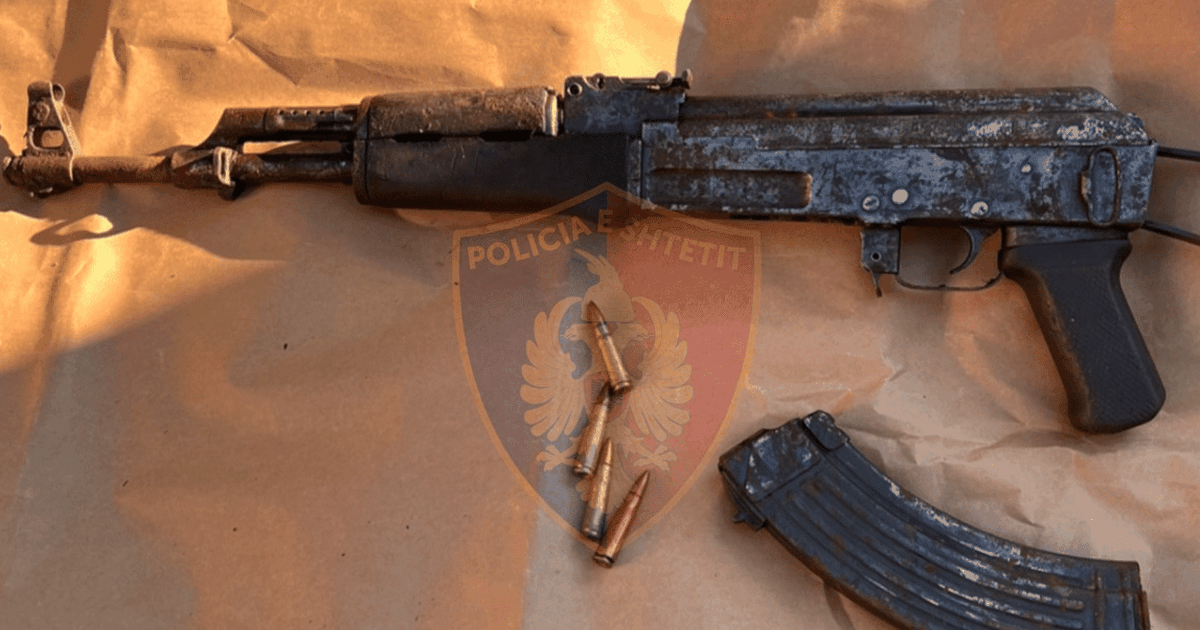 Gjenden kallashnikov dhe pushkë të fshehura në një kanal, armët ishin mbështjellë me qese plastike