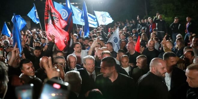 Gjirokastra në këmbë me Berishën, mijëra qytetarë në shesh!