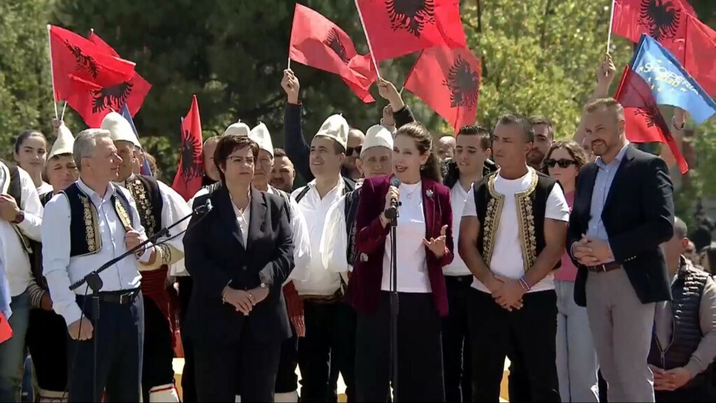 Gjirokastra polifoni kushtuar Europës, edhe Kumbaro ia merr këngës dhe sfidon demokratët: 4 me 0