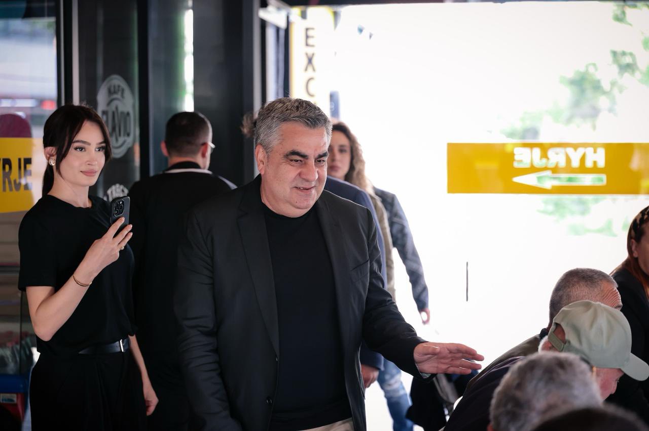 Gonxhja takim me familjen Biba në Kombinat: Korçarët i shtojnë hijeshinë komunitetit