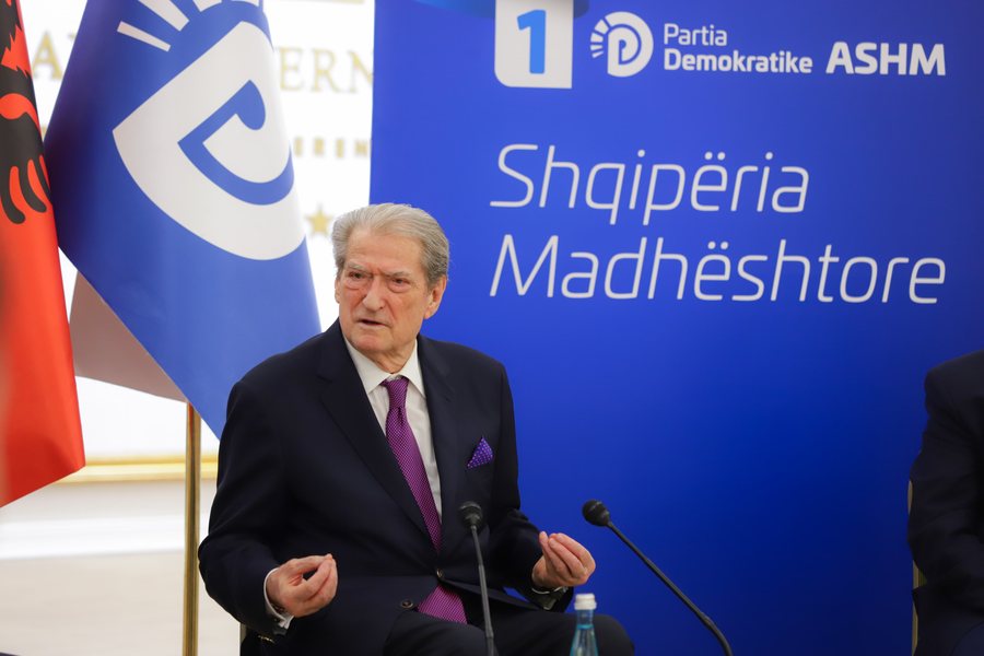 “Grabiti 24 hektarë tokë”, Berisha: Rama dhe ministrat e tij po vrasin konkurrencën në turizëm!