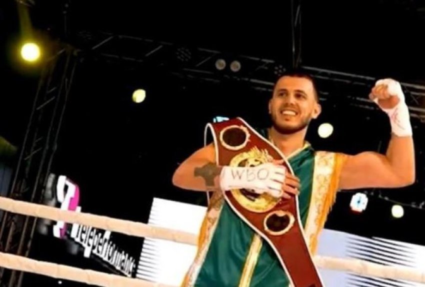 Grushti i hekurt! Roxhers Muslia shpallet Kampion Bote për të Rinj në Boks