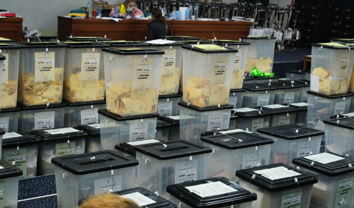 Harta e riskut/ BIRN: Ja qarqet e rrezikuara nga blerja dhe ndikimi i votuesve më 11 maj