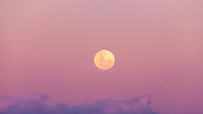 Hëna Rozë e prillit do të jetë një ‘Mikrohënë.’ Ja çfarë duhet të dimë.