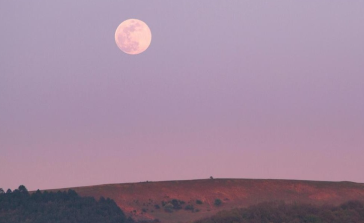 Hëna rozë e prillit do të ndryshojë jetën e këtyre shenjave