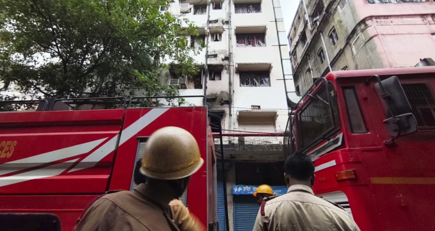 Hoteli përfshihet në flakë në Indi, 14 viktima