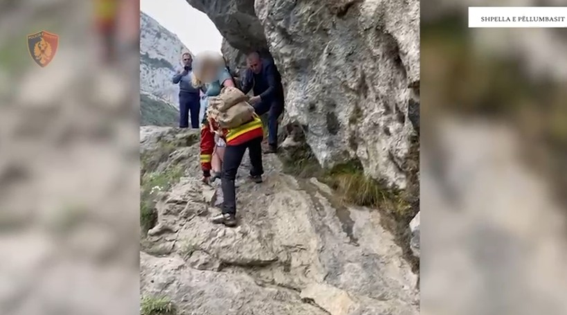Humbën rrugën në afërsi të “Shpellës së Pëllumbasit”, policia ju vjen në ndihmë turistëve gjermanë