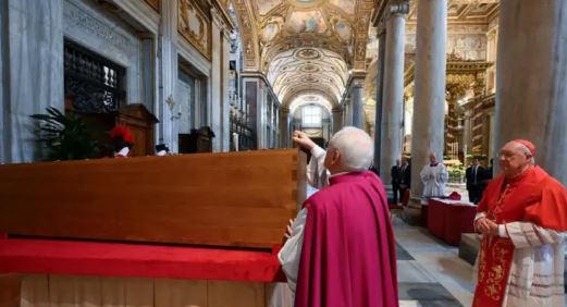 I jepet lamtumira e fundit Papa Françeskut, trupi i tij varroset jashtë Vatikanit