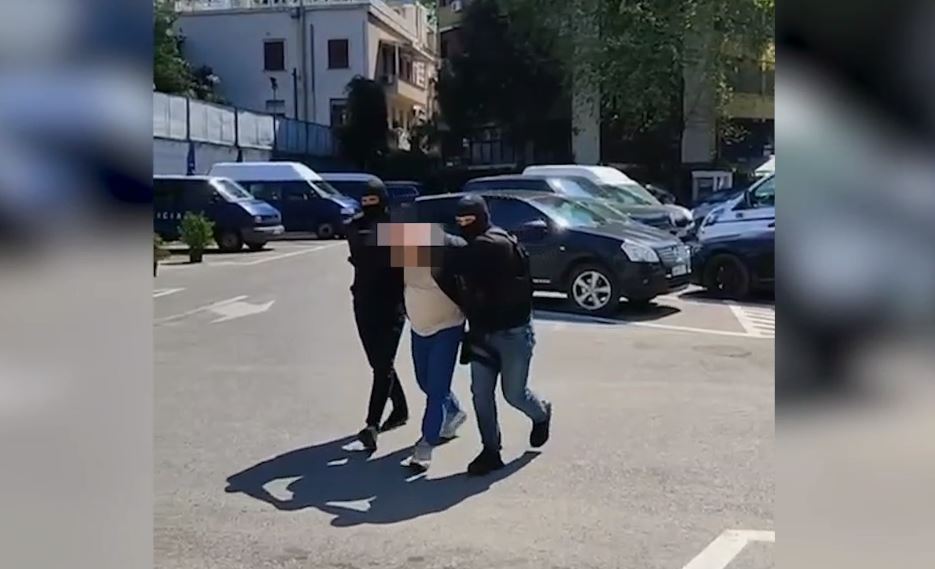 I kërkuar në Itali për grup kriminal dhe falsifikim dokumentash, arrestohet 45-vjeçari në Tiranë