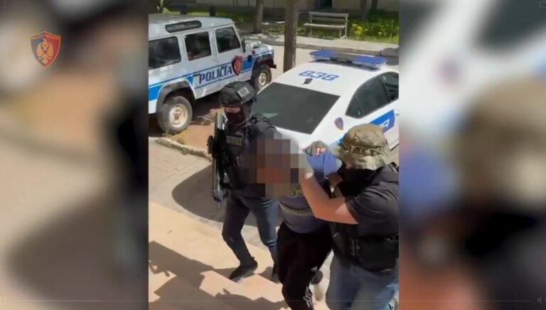 I kërkuar nga Kosova për veprimtari kriminale në fushën e narkotikëve, bie në prangat e policisë 31-vjeçari (Emri)