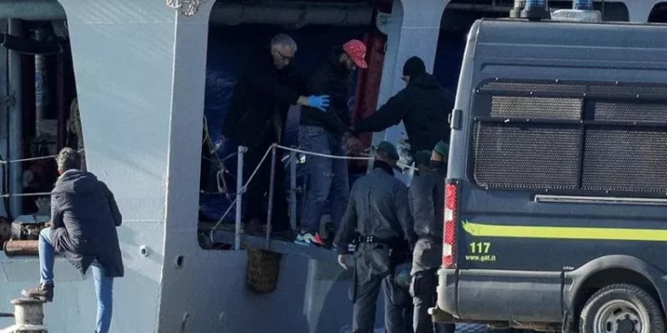 ‘I pamë me pranga në duar’/ ‘La Repubblica’: Është e paligjshme, policia shqiptare kërkoi fotografimin e emigrantëve