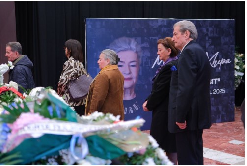 I shoqëruar nga bashkëshortja, Sali Berisha merr pjesë në homazhet për Margarita Xhepën