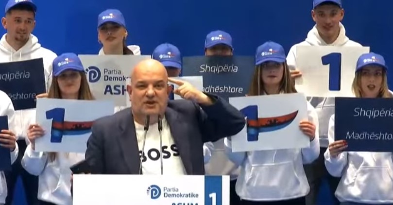 Ilir Vrenozi flet në takimin e Sali Berishës në Korçë: Demokracia do fitojë përsëri!