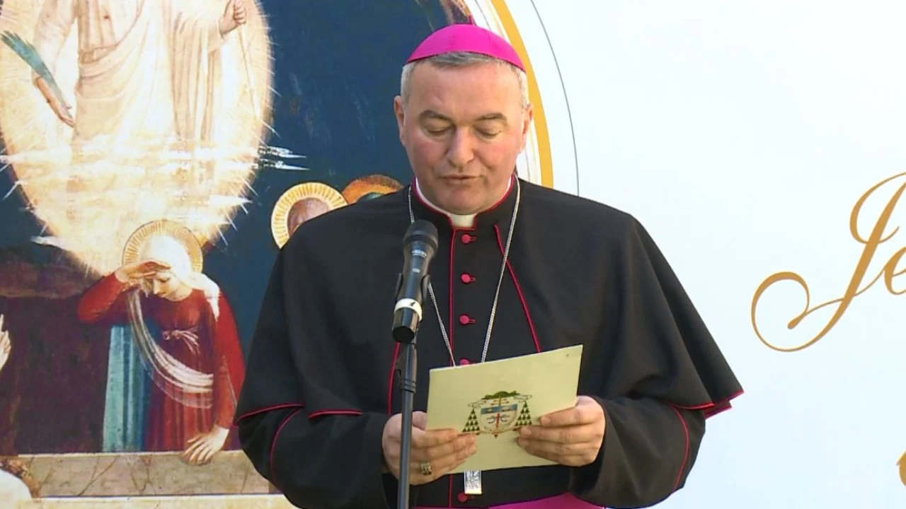 Imzot Arjan Dodaj uron besimtarët për Pashkë: Kemi nevojë për bukuritë që gjenerojnë të ardhmen, siç është familja