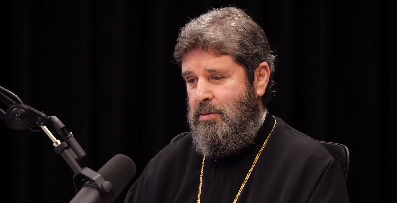 Imzot Joan Pelushi tregon në podcastin “Flasim” momentin kur vendosi të bëhej prift: Leximi i Ungjillit më ndryshoi jetën!