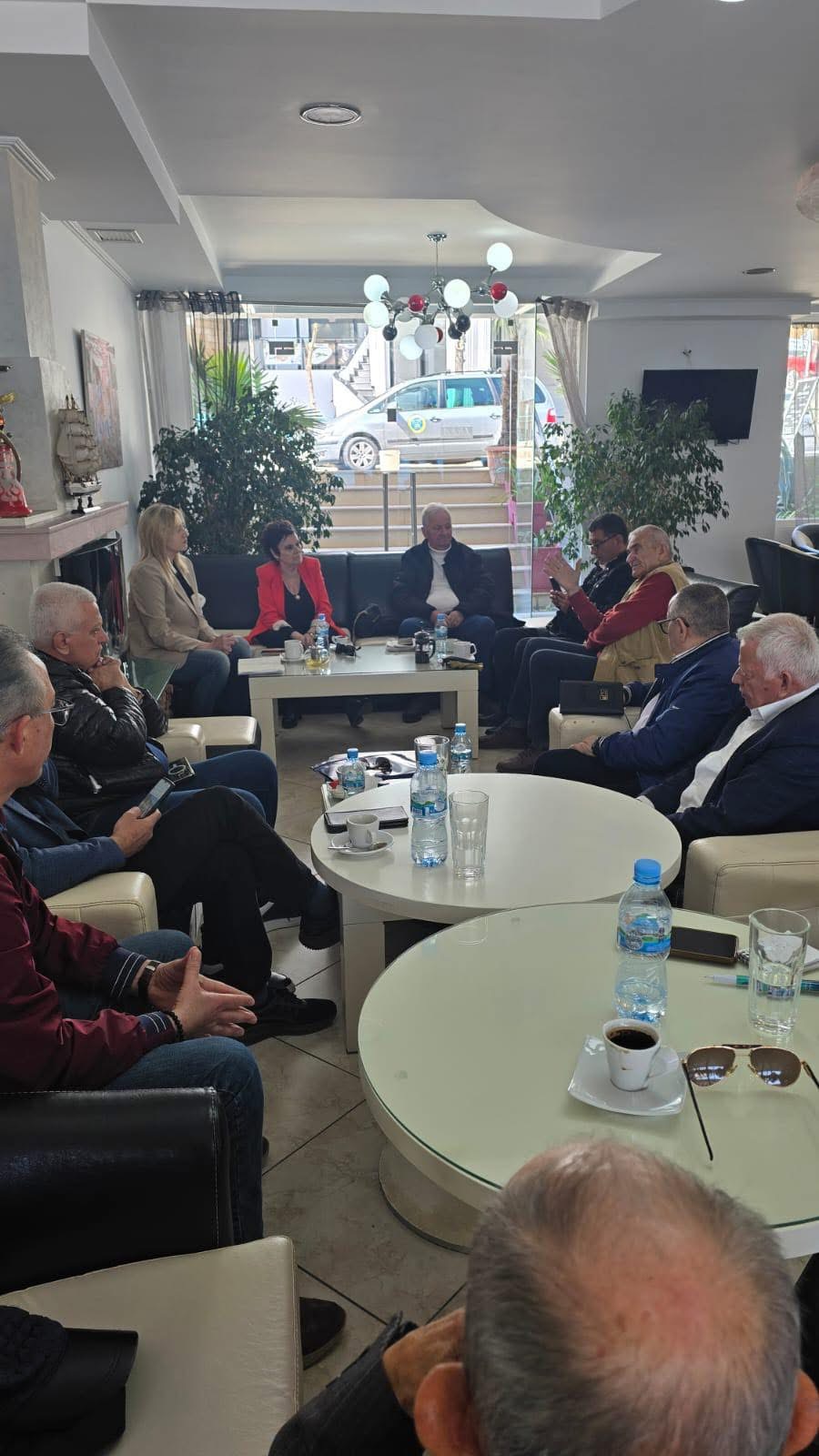 Ina Zhupa takim me gazetarët lokalë në Sarandë: Diskutim mbi fushatën dhe programin elektoral të opozitës