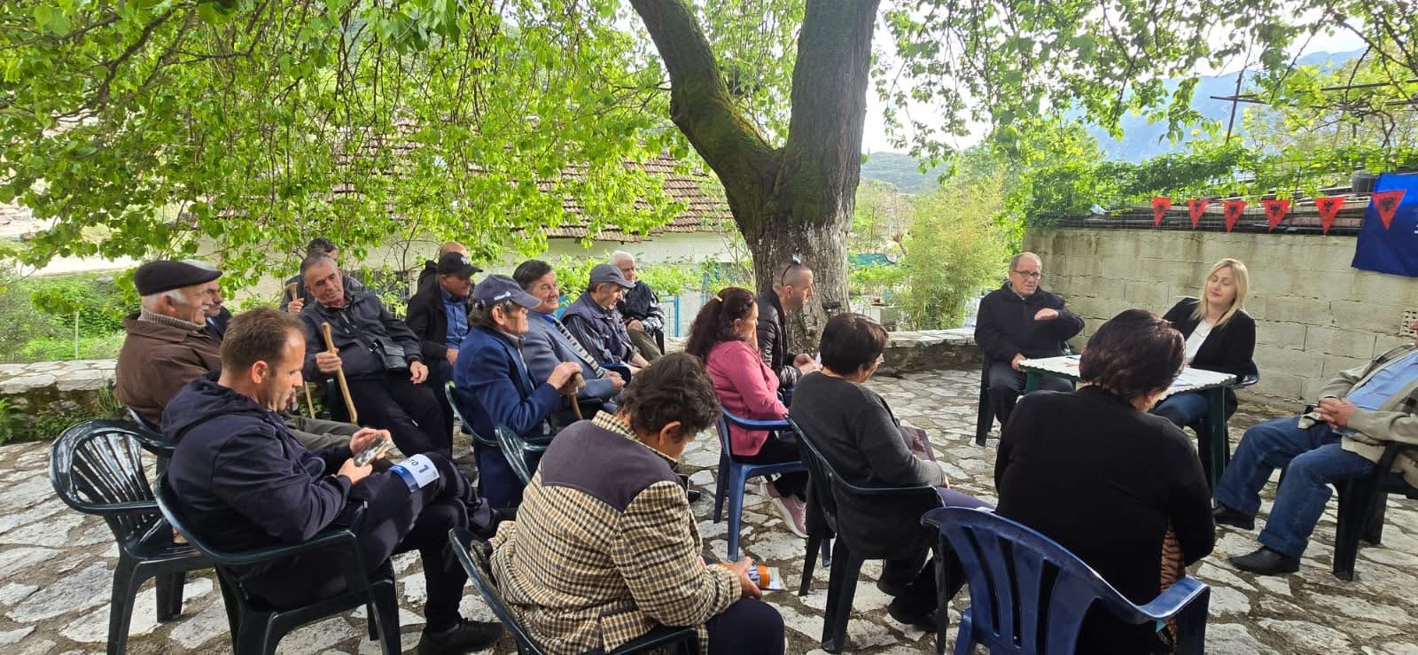 Ina Zhupa viziton Fterrën, pritet nga një grup i vogël simpatizantësh në një kafene