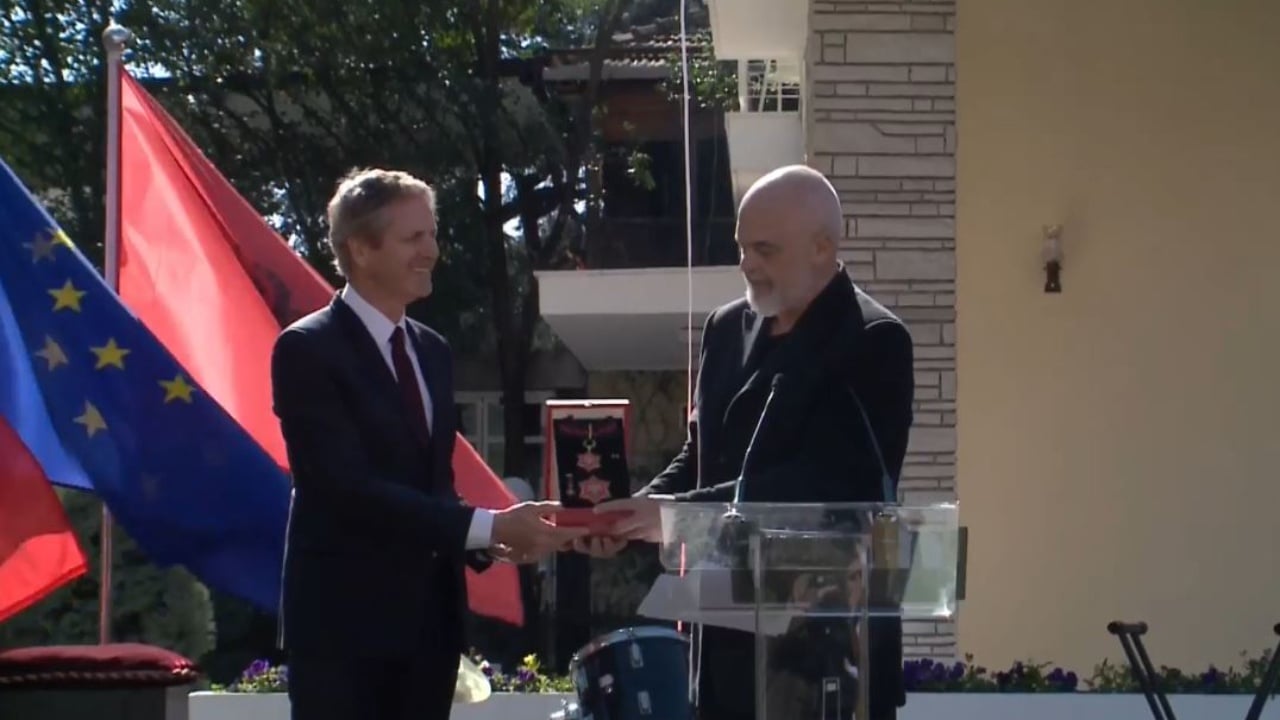 Inaugurohet ‘Vila 31 x Art Explora’/ Rama i jep medaljen sipërmarrësit francez, nuk mungojnë batutat: Trego që nuk është e kontrabanduar, por…