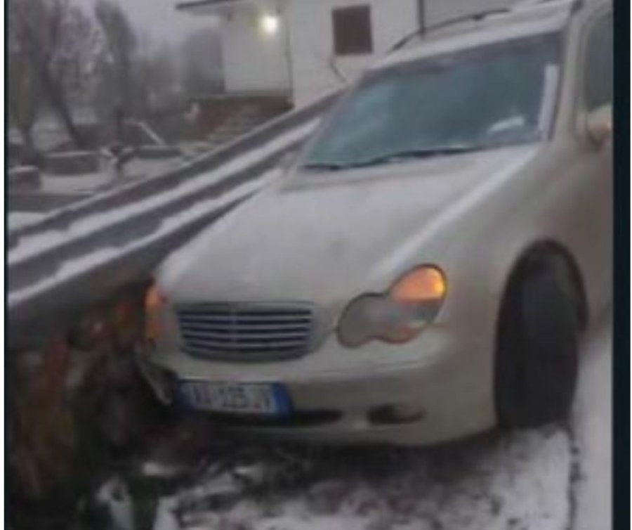 Incident në Rrugën e Arbrit. Automjeti rrëshket nga bora e përplaset me murin rrethues të një banese