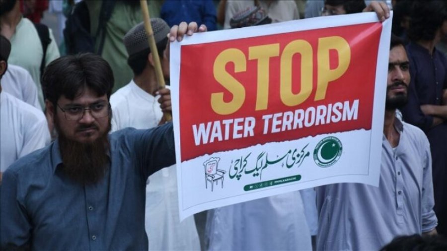 India pezulloi traktatin e ndarjes së ujit me Pakistanin, shpërthejnë protestat në Karaçi