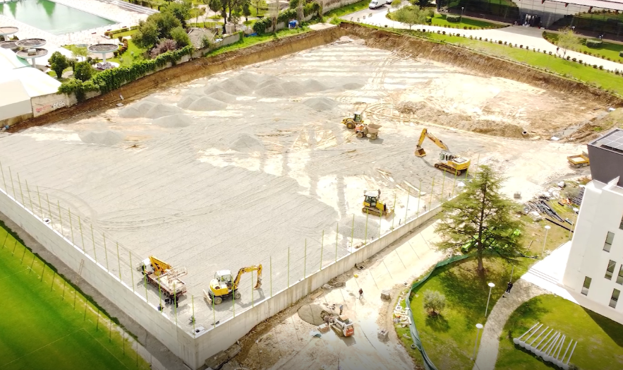 Investimet në “Shtëpinë e Futbollit”/ Fusha e re me bar natyral po merr formë, përfundon pjesa më e madhe e punimeve ndërtimore