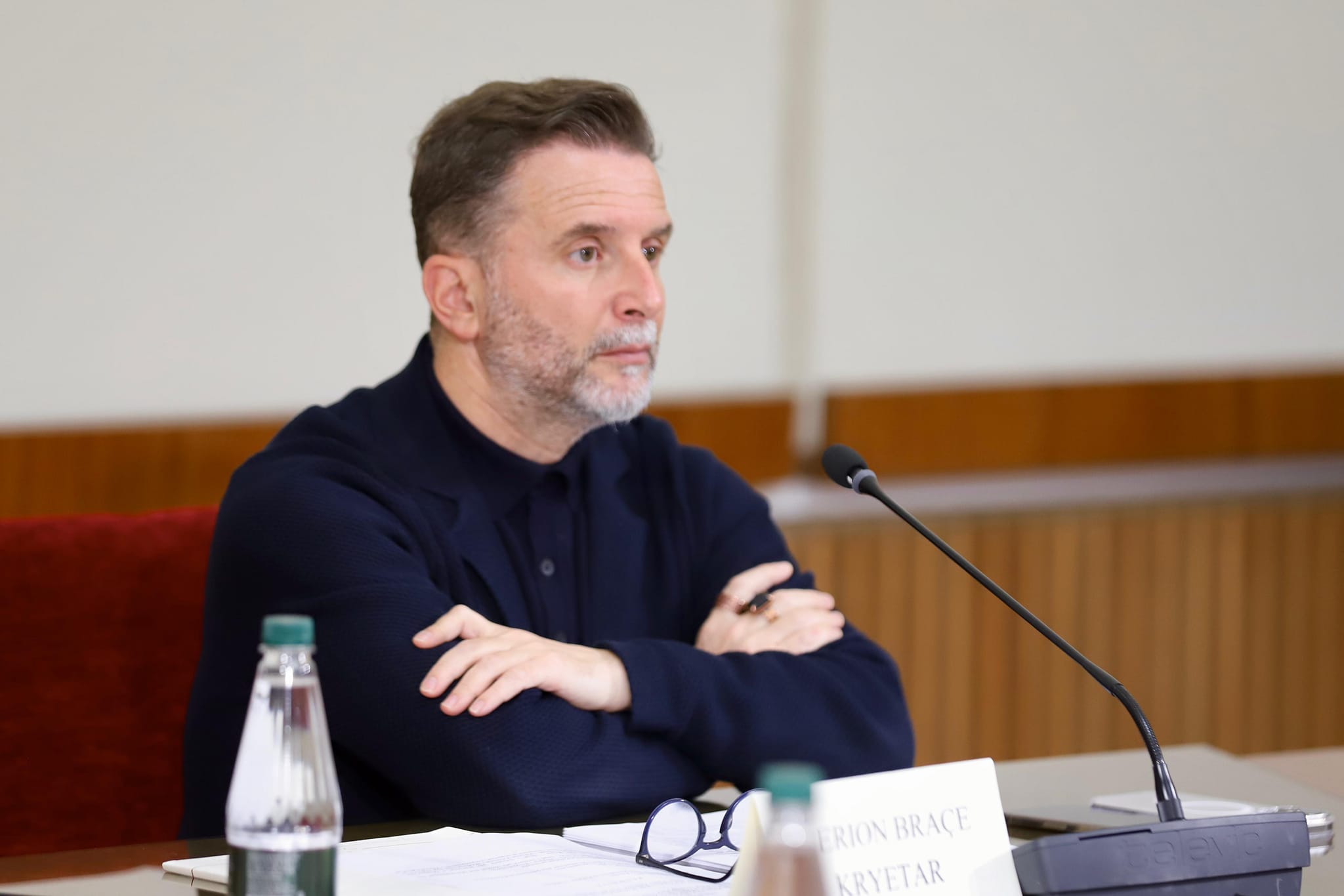 “Isha rehat në fshat!”, Braçe denoncon rastin: Qytetari u gjobit me 200 euro në Laprakë për një njoftim që ka vendosur në shtyllë