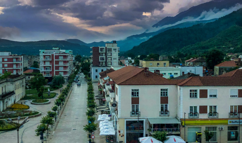 Ishte duke punuar, 47-vjeçari rrëzohet nga pallati në Përmet