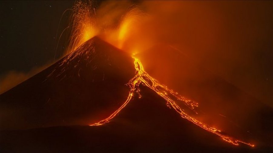 Itali/ Shpërthen sërish vullkani ‘Etna’, nxjerrë hi dhe lavë