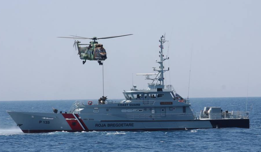 Italia i dhuron Shqipërisë një anije ushtarake