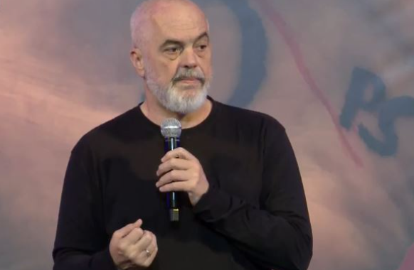 “Jemi kryelartë që drejtësia po bën punën e vet”, Rama nuk kursen batutat: E keni parë Lulin? Vetëm tek pullë si shofer policie thotë “Ku i ke shokët”