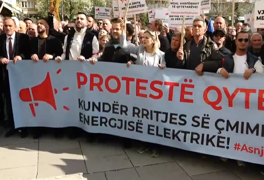 ‘‘Jemi populli më i varfër në Evropë’’- Numër i madh i qytetarëve në protestën kundër shtrenjtimit të rrymës