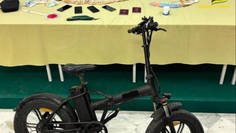 ‘Jessy’ tradhton shqiptarin, i zbulon kokainën mijëra euro cash! E trafikonte me biçikletë elektrike përgjatë bregdetit