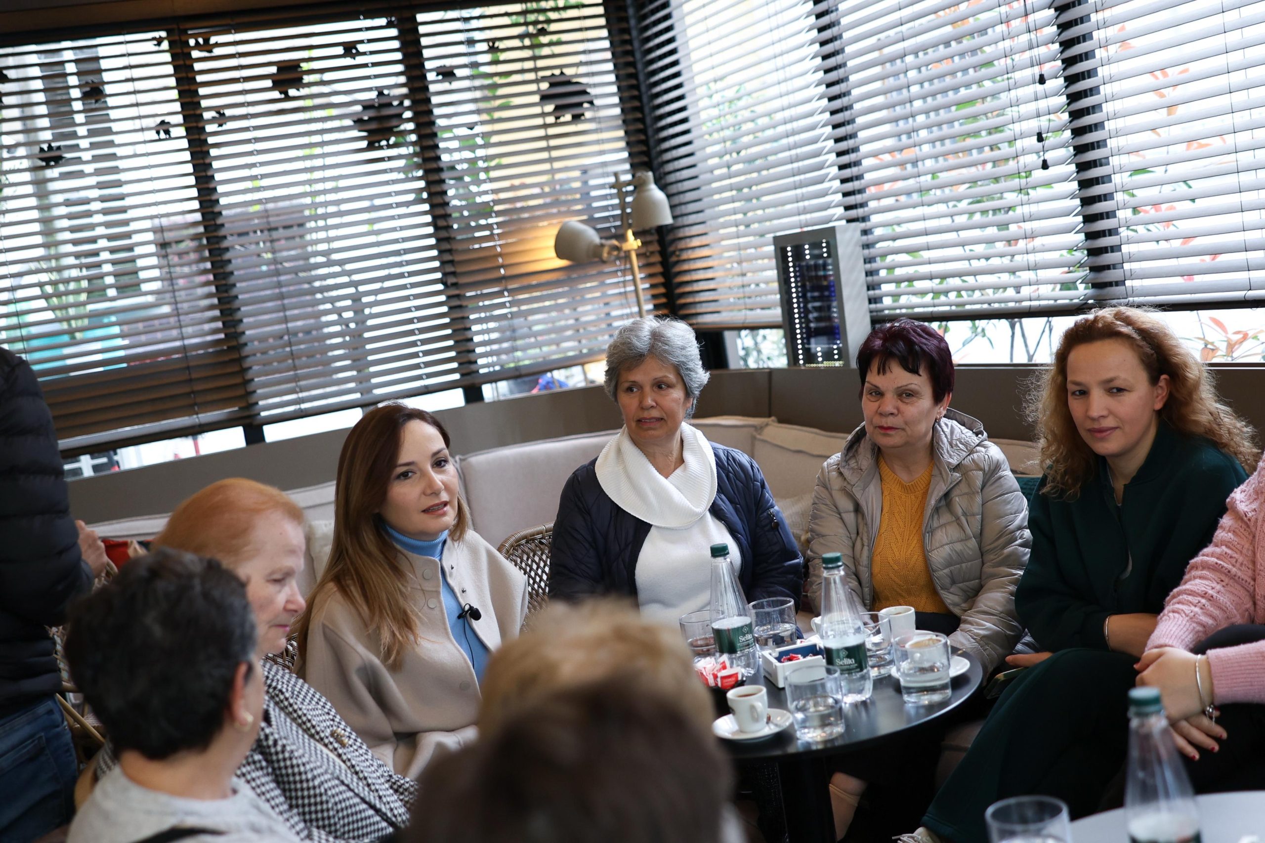 Jorida Tabaku takim me pensionistet: PD premton rritje të pensioneve dhe minimum jetik prej 200 eurosh