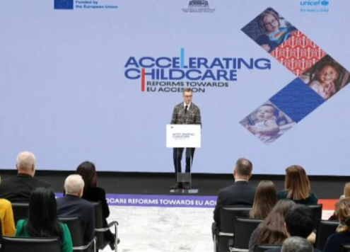 “Ka ende largim të trurit”/ Ambasadori i BE në Tiranë: Fëmijëve t’u garantohet shëndetësi falas dhe arsim cilësor